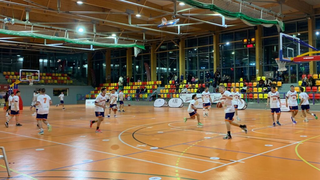 Calentamiento de los equipos en el partido Baloncesto Alcalá - CBM de Liga EBA