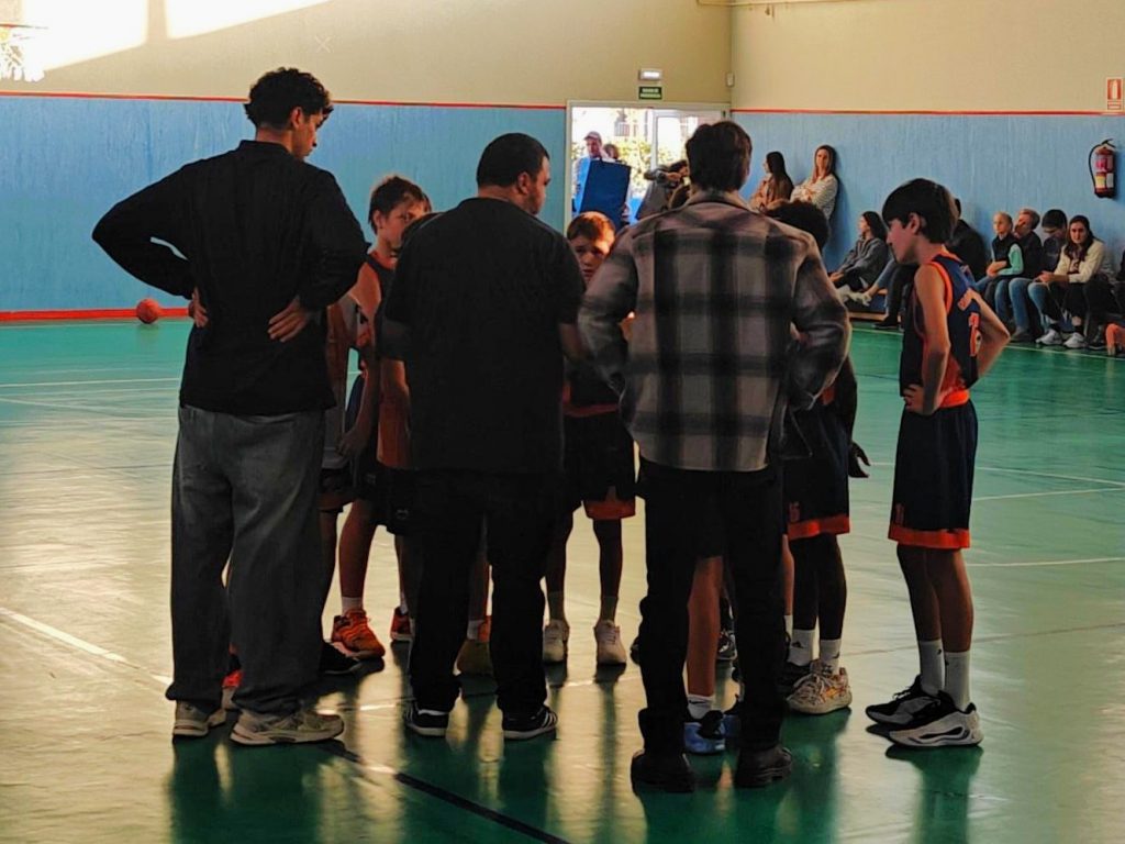 Tiempo muerto del Alevín Naranja Masc en su partido